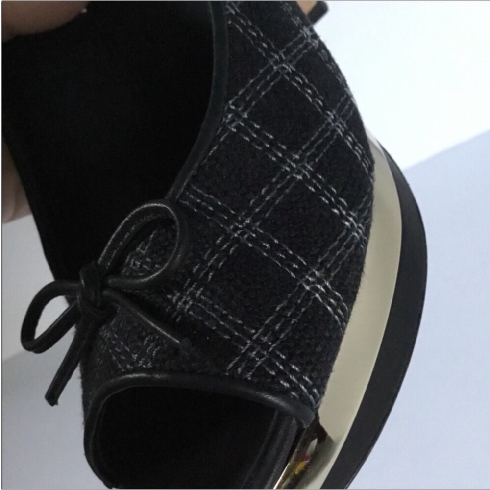 CHANEL - Picture 11 of 16